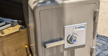 "Я до сих пор в шоке": мужчина вскрыл купленный за 15 долларов на распродаже сейф (фото)