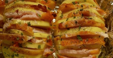 Картопля-гармошка з беконом, запечена в духовці: як приготувати ефектну страву