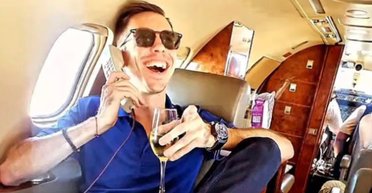 Мужчина летал бесплатно годами, выдавая себя за пилота: ему грозит до 20 лет за решеткой