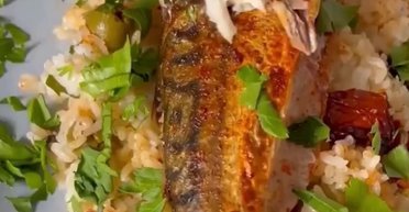 Скумбрія з рисом у духовці: ідея для ситного та корисного обіду