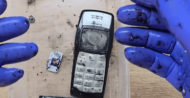 Мужчина нашел в Черном море телефон, пролежавший на дне 15 лет: что внутри (фото)