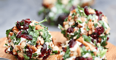 Кулінарний хіт: сирні кульки з волоськими горіхами та журавлиною