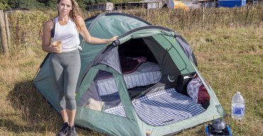 Жила в особняку: колишня модель Playboy тепер ночує в наметі на вулиці (фото)