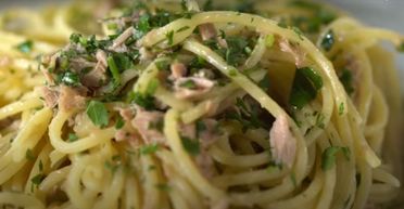Вечеря італійських студентів: спагеті з тунцем за 15 хвилин (відео)
