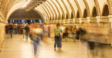 Пока без защитных экранов: как в киевском метро предотвратят падения