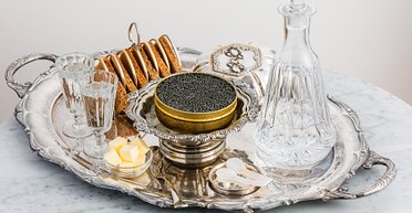 Не стесняйтесь, ешьте ложкой! За что ценится черная икра и как ее правильно выбирать и поедать