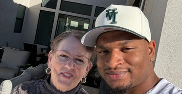 Случайное SMS: ошибка с приглашением на ужин подарила пенсионерке "новую семью" (фото)