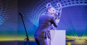 Один сломал, другой потерял. 7 курьезных приключений футбольных кубков