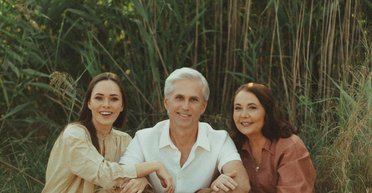 Юлия Санина показала редкие фотографии с родителями