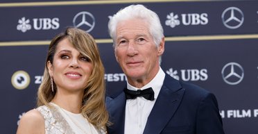 75-річний Річард Гір з дружиною зʼявився на кінофестивалі (фото)