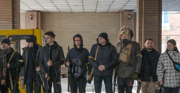 Украине придется ужесточить мобилизацию из-за "плохой сделки" с Трампом, — The Economist