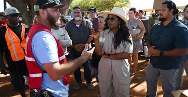 Кілька подушок замість допомоги: Опру розкритикували за показову благодійність на Гаваях