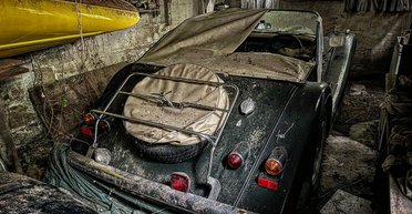 В заброшенном поместье обнаружили коллекцию редких британских ретроавто (видео)