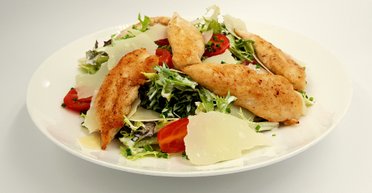 Классический или обновленный "Цезарь": какой салат выбрать