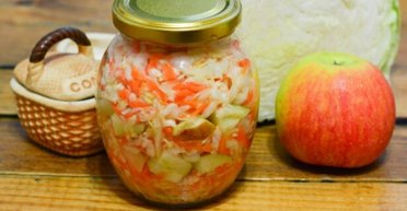 Неймовірно соковита квашена капуста з яблуками: буде готова всього за три дні