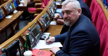 Нардеп рассказал о схеме с бронированием и выездом мужчин за границу