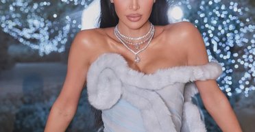 Кім Кардаш'ян спантеличила шанувальників фото з двома великими пальцями на руці