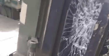 Влучили в гармату, уламками посікло оптику: БМП Bradley евакуювали з поля бою (відео)