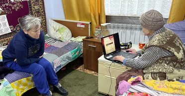 "Даже снилось, что я в игре": 78-летняя геймерша получила ноутбук от создателей Metro (видео)