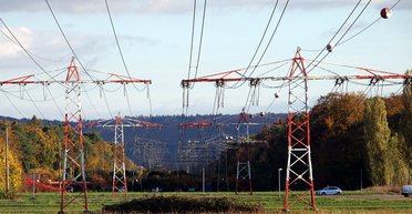 Хто розвішує кулі на лініях електропередач: це не пранк, а важлива річ