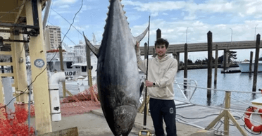 "Як атомна бомба": рибалка похвалився рекордним уловом вагою майже 380 кг (фото)