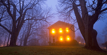 "Мурашки по шкірі": незрозумілі події в 263-річному будинку лякають власників (відео)