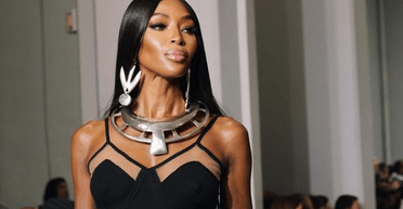 54-летняя Наоми Кэмпбелл в шикарном платье появилась на Неделе моды в Париже (фото, видео)