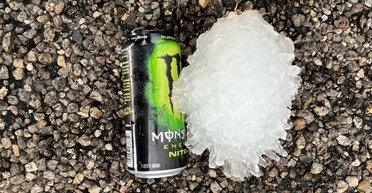 Как ананас: техасские охотники за ураганами показали огромную колючую градину (фото)