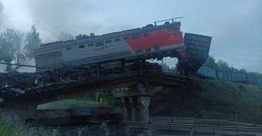 Обвал мостів та вибухи: за ніч на російській залізниці сталися три інциденти (фото, відео)