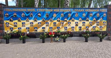 Намагався примиритися з дівчиною: юнак вкрав квіти з меморіалу на честь загиблих воїнів (фото)