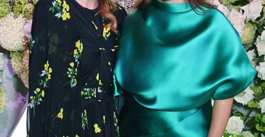 Принцеси Беатріс і Євгенія разом вийшли у світ в елегантному вбранні (фото)