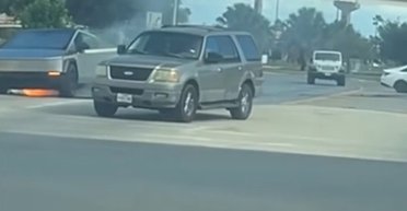 Третий за месяц: новенький пикап Tesla Cybertruck сгорел после ДТП (видео)