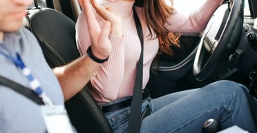 Мужчина на ходу выпал из авто любовницы и умер: его жена решила судиться с соперницей