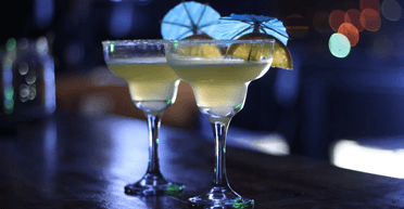 Чоловік просто втік: жінка випадково замовила коктейль, який виявився в 100 разів дорожчим