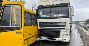 Вблизи Тернополя не разминулись автобус и два грузовика, восемь пострадавших (фото, видео)