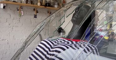 Худи порезало стеклом: в сети показали, как бариста пережила удар баллистики по Киеву (видео)