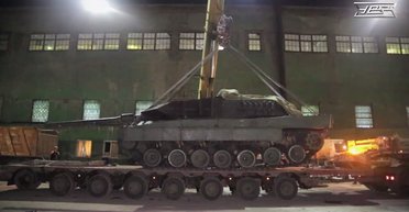 Танк Leopard 2 потрапив до рук росіян: машину оглядають на "Уралвагонзаводі" (відео)