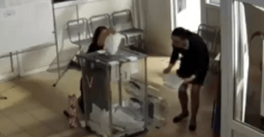 Выборы в России: женщина на коленях проползла на участок, чтобы вбросить бюллетени (видео)