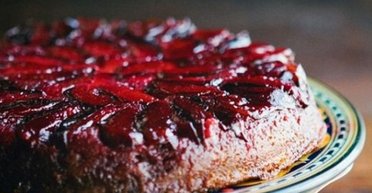 Невероятно вкусная выпечка к чаю: рецепт пирога со сливами