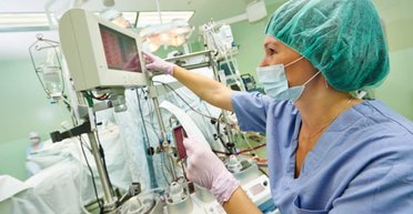 Останется только молиться. К чему приведет запрет плановых операций в украинских больницах