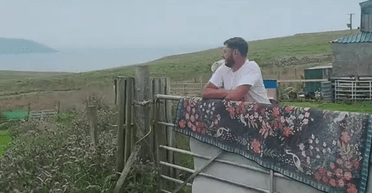 Сімейка перебралась у "сарай на колесах" й проживає там своє найкраще життя (фото)