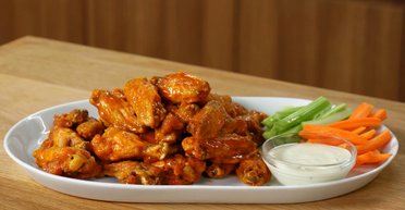 Готовятся в духовке: рецепт куриных крылышек в апельсиновом маринаде