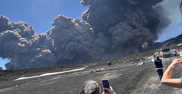 Столб пепла на два километра: вулкан Этна внезапно начал извергаться, едва не убив туристов