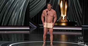 Поддержал "голый" скандал: известный актер появился на сцене "Оскара" в костюме Адама (видео)