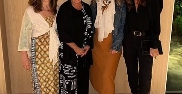 Сінді Кроуфорд показала рідкісне фото з мамою і сестрами