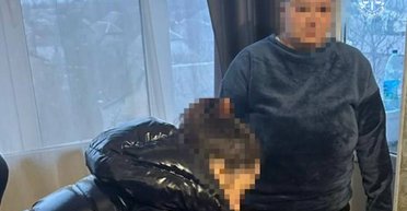 Обещала вернуть домой: на Киевщине женщина выманила 1 млн грн у жены пленного "азовца"