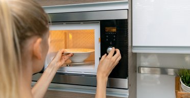 Могут вызвать взрыв: 7 продуктов, которым не место в микроволновке