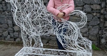 Метал оживає в руках: майстриня-переселенка з Харківщини робить дивовижні фігури з дроту (фото)