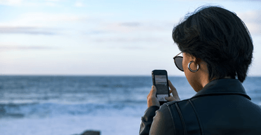 Чи можна брати смартфони із собою на пляж у спеку: що вкрай не радять експерти