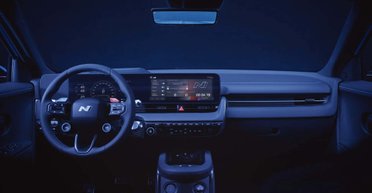 Гарантия не покрывает: мужчина пролил воду в машине и был шокирован счетом за ремонт